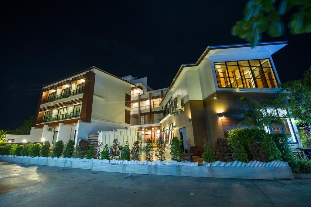 Mamaison Hotel Бурирам Экстерьер фото