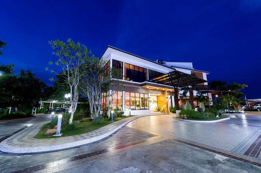 Mamaison Hotel Бурирам Экстерьер фото