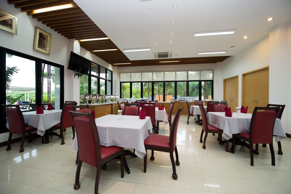 Mamaison Hotel Бурирам Экстерьер фото